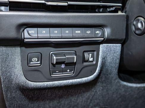 Used 2026 Cadillac Escalade Platinum Sport w/ LPO, ONYX Package image 18