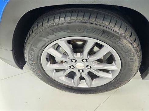 Used 2024 GMC Terrain SLT image 28