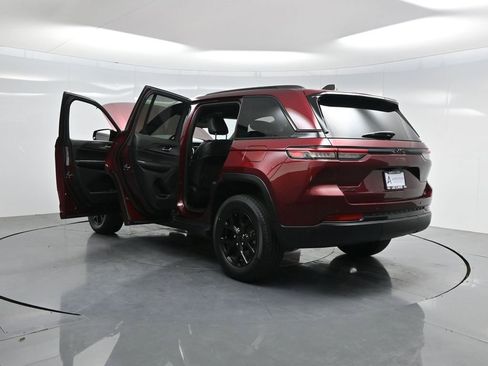 Used 2024 Jeep Grand Cherokee Altitude image 37