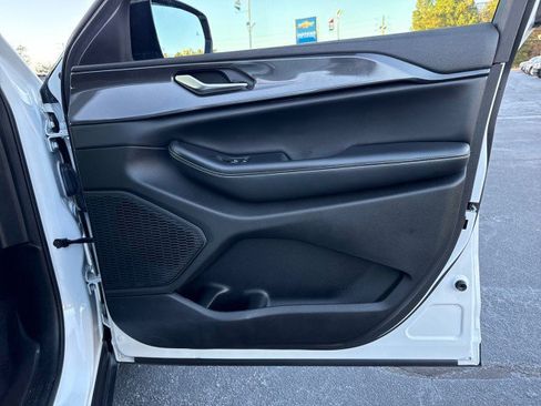 Used 2023 Jeep Grand Cherokee L Laredo image 13