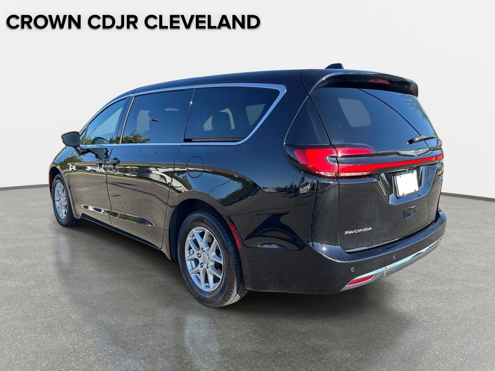 Used 2025 Chrysler Pacifica Select FWD image 6