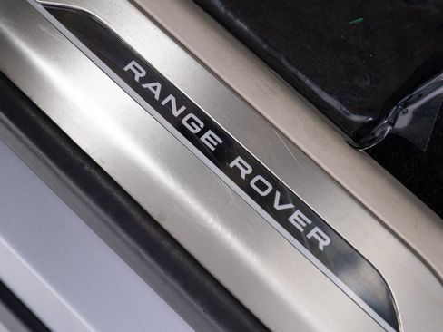 Used 2025 Land Rover Range Rover SE image 13