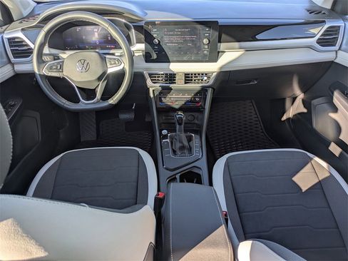 Certified 2025 Volkswagen Taos SE w/ Panoramic Sunroof Package image 2