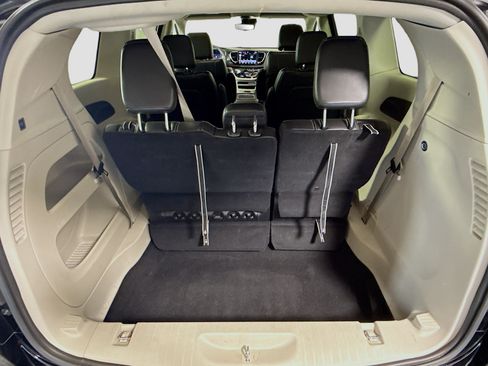 Used 2024 Chrysler Pacifica Touring-L FWD image 35