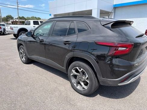 Used 2025 Chevrolet Trax LT FWD image 27