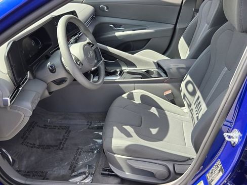 Used 2025 Hyundai Elantra SE w/ Cargo Package FWD image 10