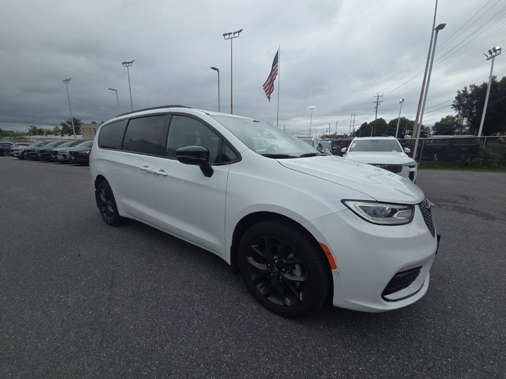 Used 2026 Chrysler Pacifica Limited w/ Uconnect Theater Family Group AWD/4WD image 4