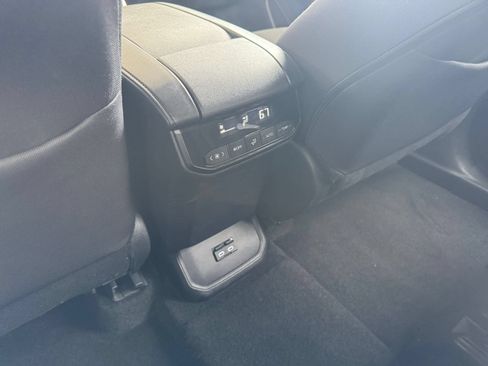 Used 2025 Toyota Highlander LE FWD image 21