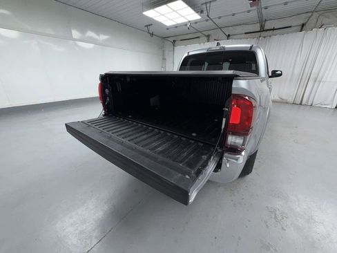 Certified 2022 Toyota Tacoma SR5 AWD/4WD image 17