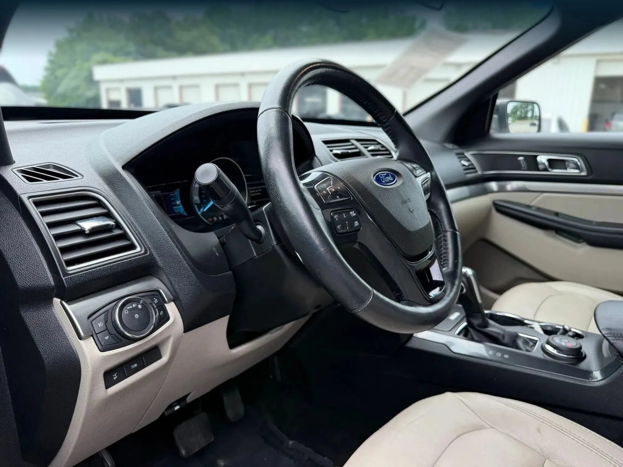 Used 2018 Ford Explorer XLT w/ Equipment Group 202A AWD/4WD image 17