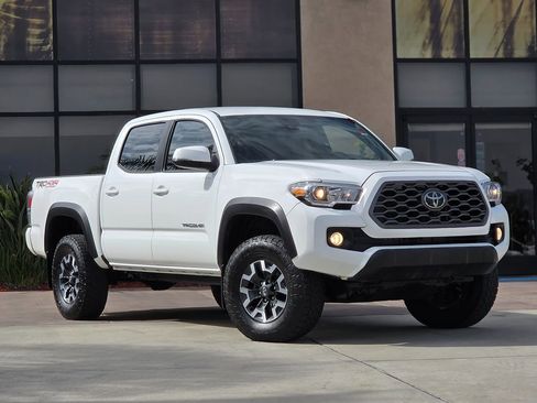 Used 2022 Toyota Tacoma TRD Off-Road w/ Technology Package image 3