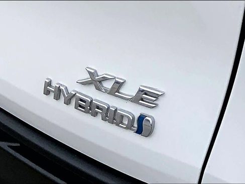 Used 2023 Toyota Sienna XLE image 29