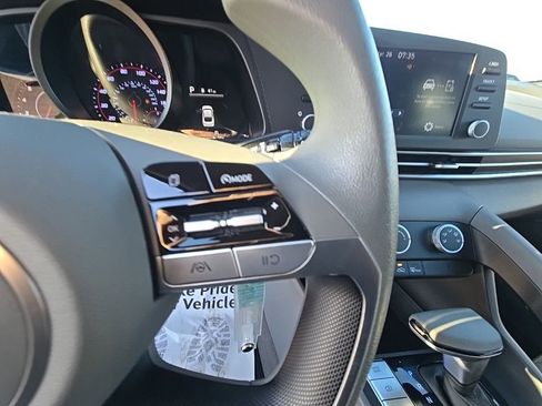 Used 2022 Hyundai Elantra SE image 16