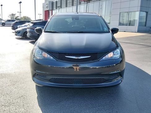 Used 2023 Chrysler Voyager LX FWD image 8