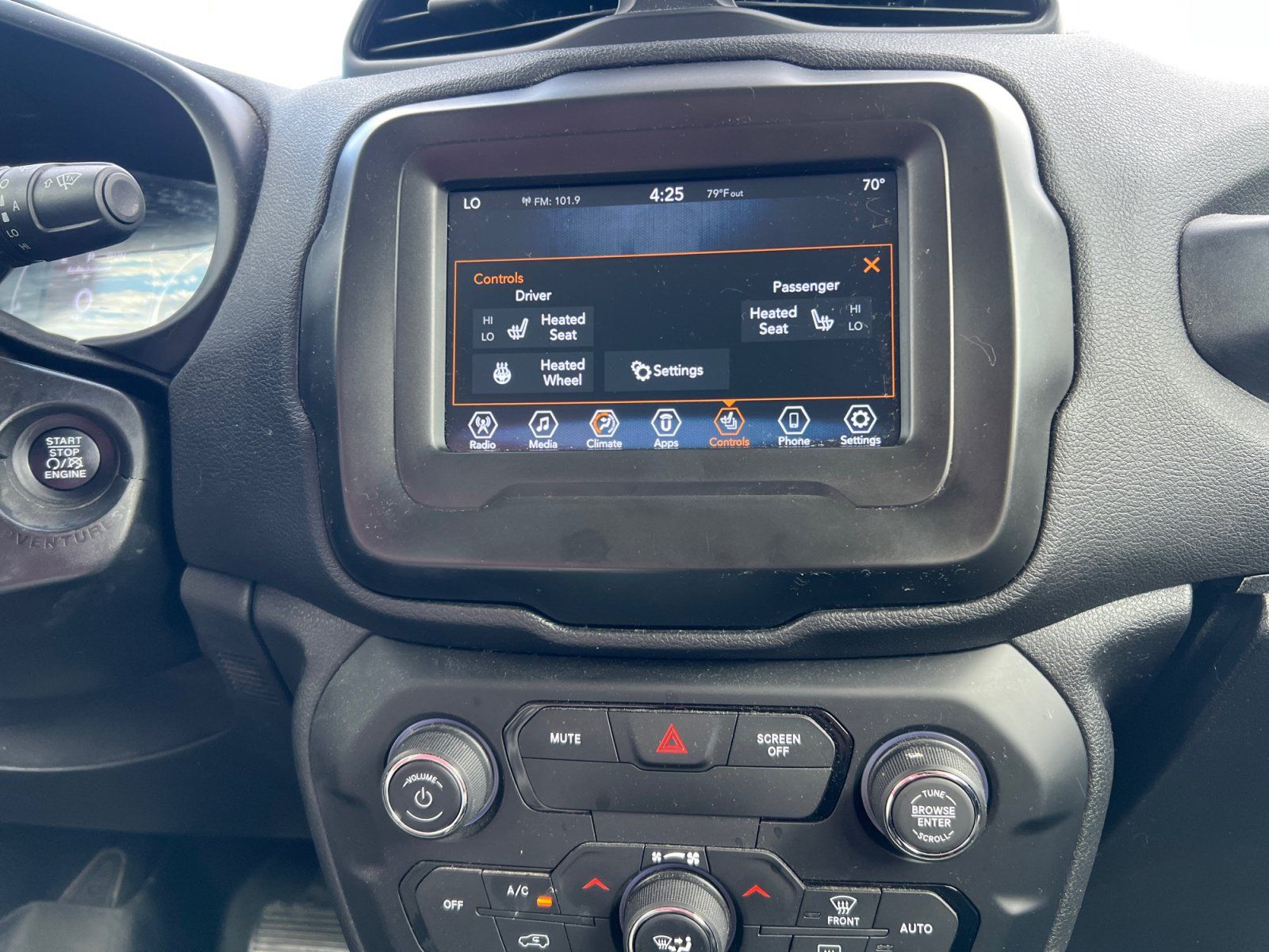 Used 2018 Jeep Renegade Latitude w/ Cold Weather Group AWD/4WD image 12