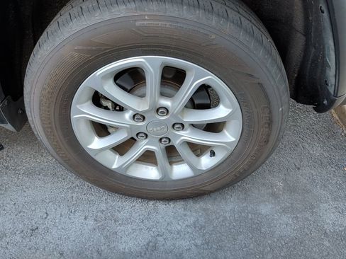 Used 2021 Jeep Grand Cherokee Laredo w/ Security & Convenience Group image 5