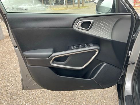 Used 2023 Kia Soul LX w/ LX Technology Package image 14