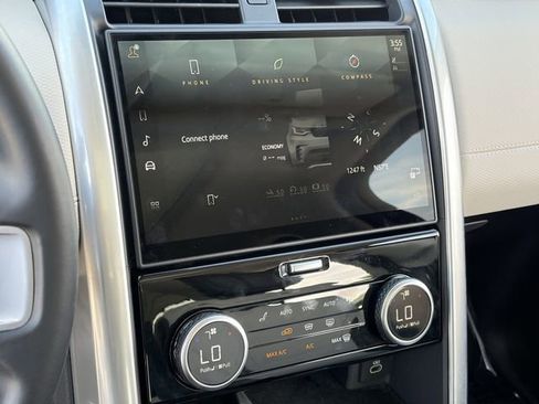 Used 2025 Land Rover Discovery Dynamic SE image 13