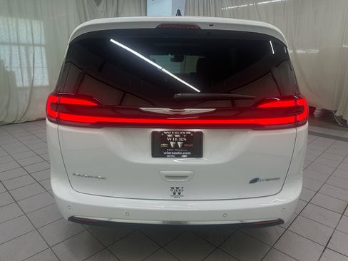 Used 2025 Chrysler Pacifica Pinnacle FWD image 6