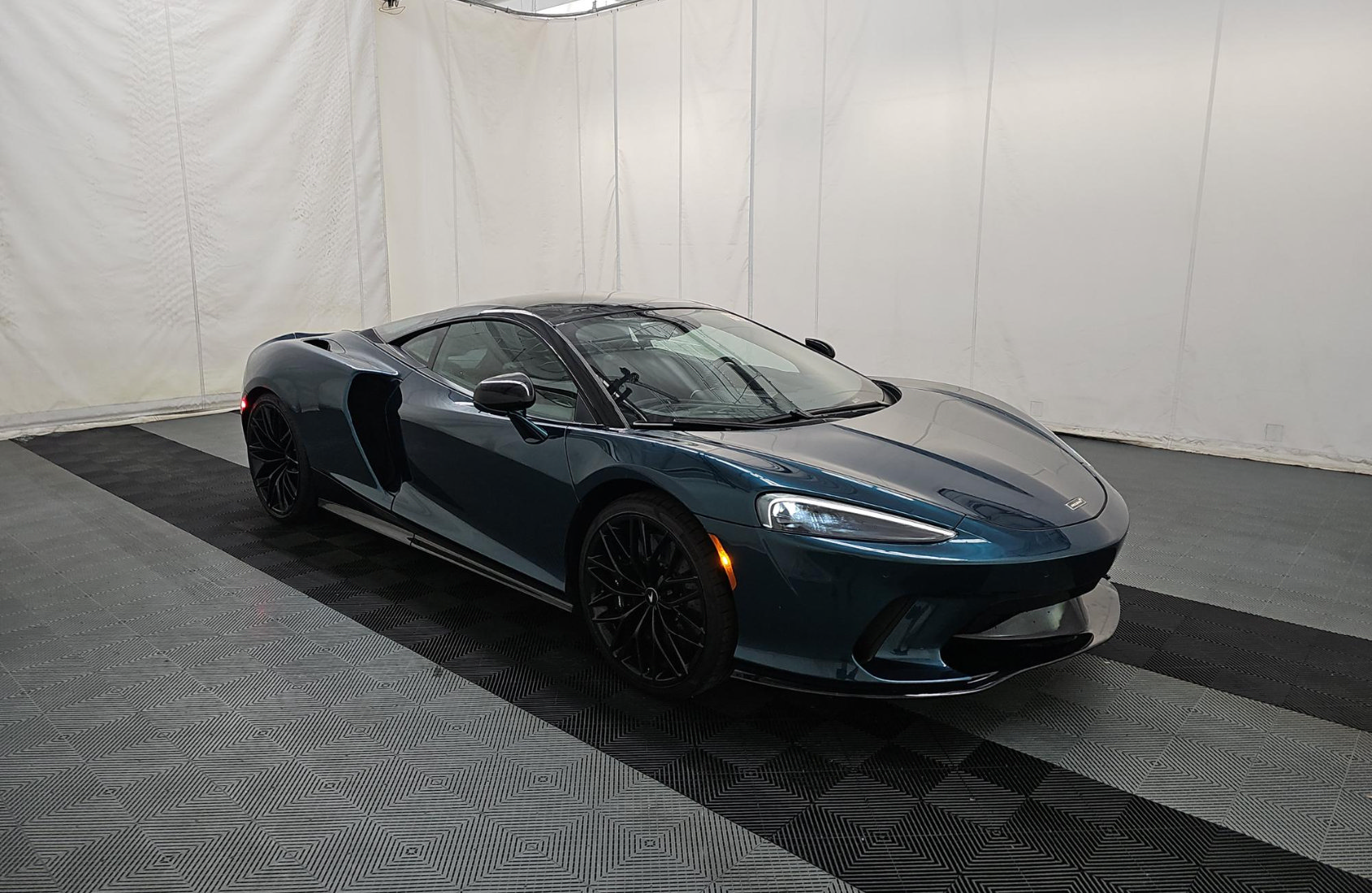 Used 2023 McLaren GT RWD image 2