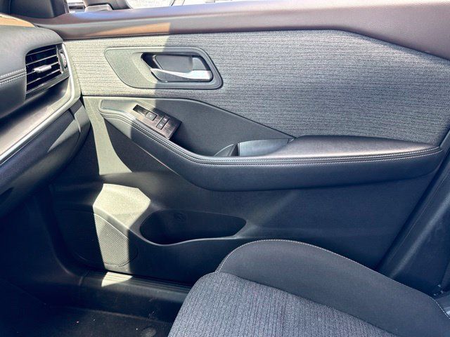 Used 2021 Nissan Rogue SV FWD image 11