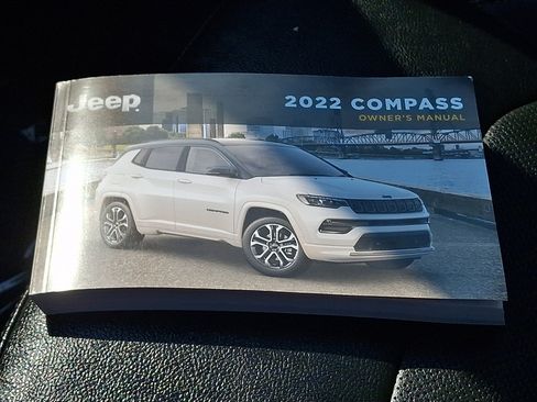 Used 2022 Jeep Compass Latitude AWD/4WD image 26