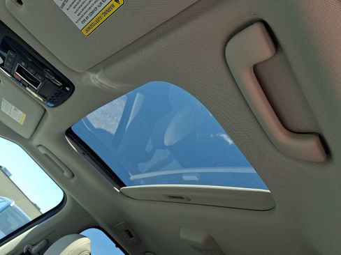 New 2026 Kia Carnival SX w/ SX Dark Edition Package FWD image 9