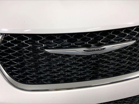 Used 2024 Chrysler Pacifica Touring-L image 29