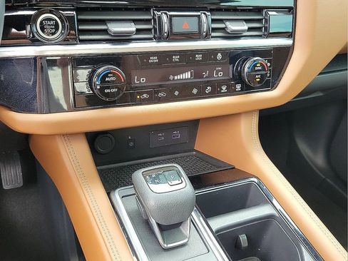 Used 2023 Nissan Pathfinder Platinum AWD/4WD image 17