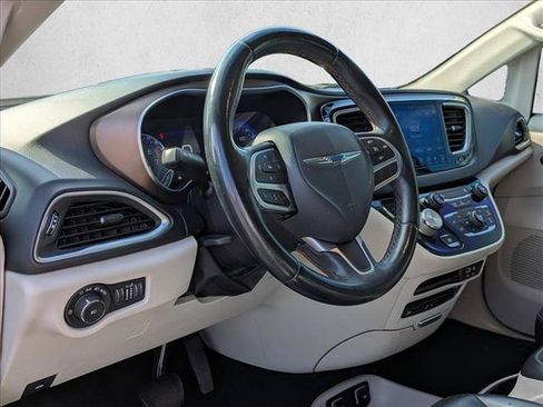 Used 2017 Chrysler Pacifica Touring-L Plus FWD image 9