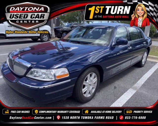 Used 2011 Lincoln Town Car Executive L RWD image 1