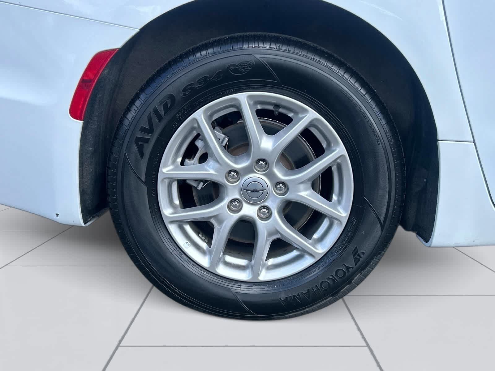 Used 2024 Chrysler Pacifica Touring-L FWD image 11