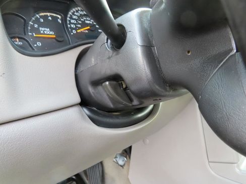 Used 2005 Chevrolet Silverado 2500 LT w/ Heavy-Duty Power Package image 32