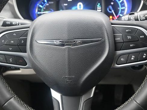 Used 2023 Chrysler Pacifica Touring-L image 15