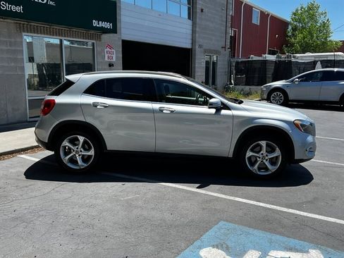 Used 2018 Mercedes-Benz GLA 250 4MATIC w/ Premium Package image 8