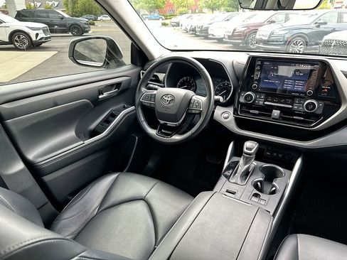 Used 2021 Toyota Highlander XLE FWD image 19