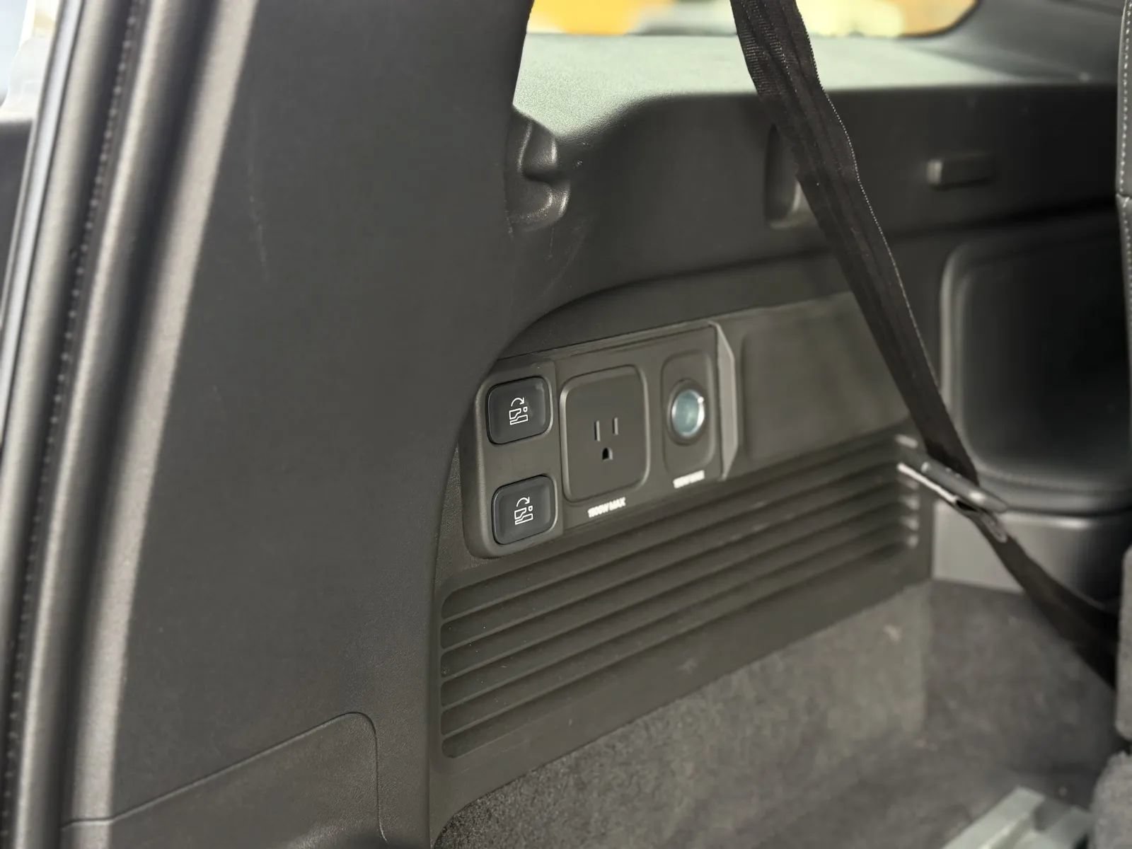 Used 2025 Rivian R1S Adventure Dual AWD/4WD image 44