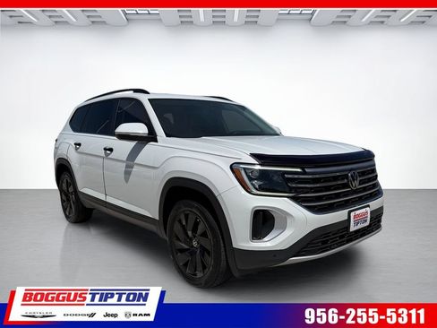 Used 2024 Volkswagen Atlas SE w/ Panoramic Sunroof Package FWD image 1