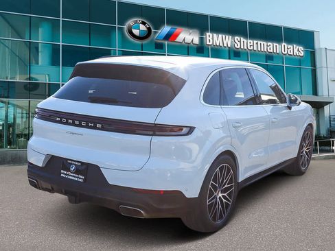 Used 2025 Porsche Cayenne image 4