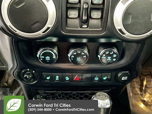 Used 2015 Jeep Wrangler Unlimited Rubicon AWD/4WD image 9