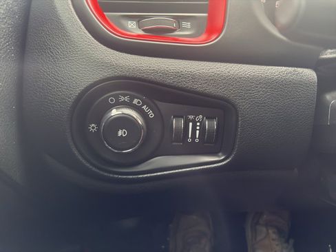 Used 2019 Jeep Renegade Trailhawk w/ LED Lighting Group AWD/4WD image 10