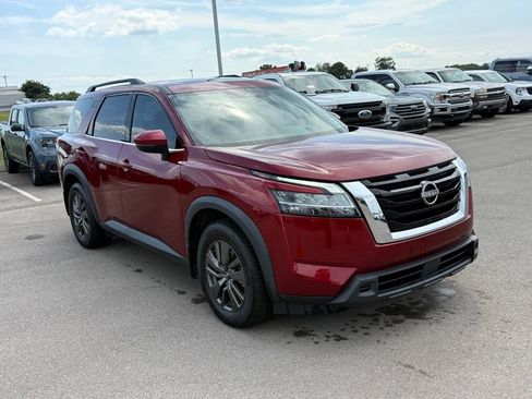 Used 2022 Nissan Pathfinder SV w/ SV Premium Package FWD image 2