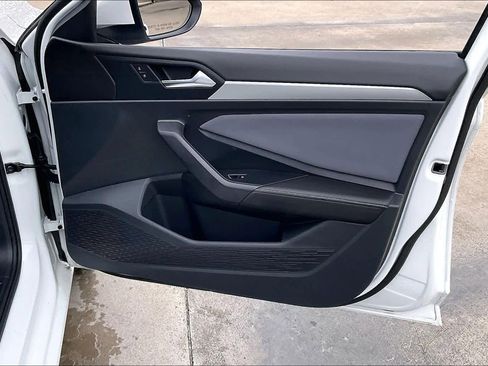 Used 2025 Volkswagen Jetta SE image 21