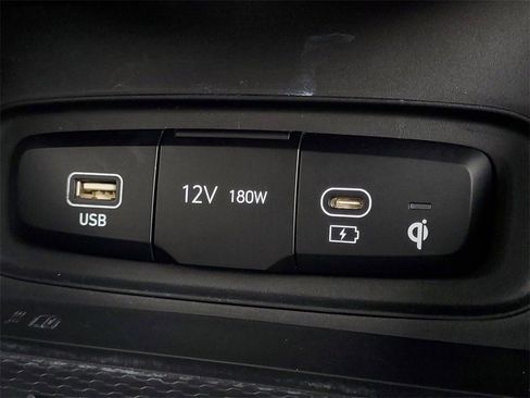 Used 2023 Hyundai Venue Limited image 20