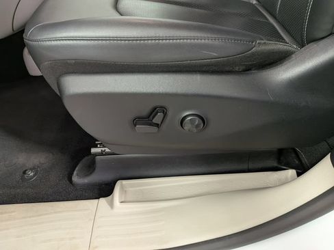 Used 2024 Chrysler Pacifica Touring-L FWD image 19
