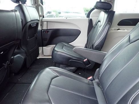 Used 2024 Chrysler Pacifica Touring-L FWD image 12