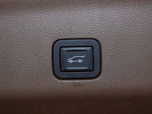 Used 2025 GMC Yukon XL Denali image 17