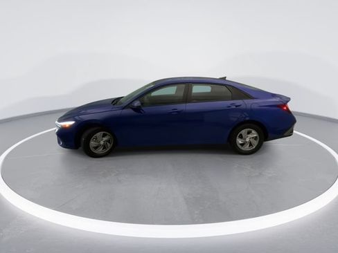 Used 2025 Hyundai Elantra SE FWD image 3