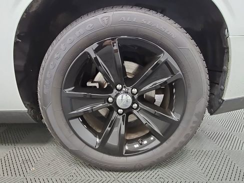 Used 2015 Dodge Challenger SXT image 34