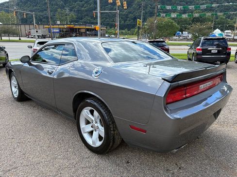 Used 2011 Dodge Challenger RWD image 7